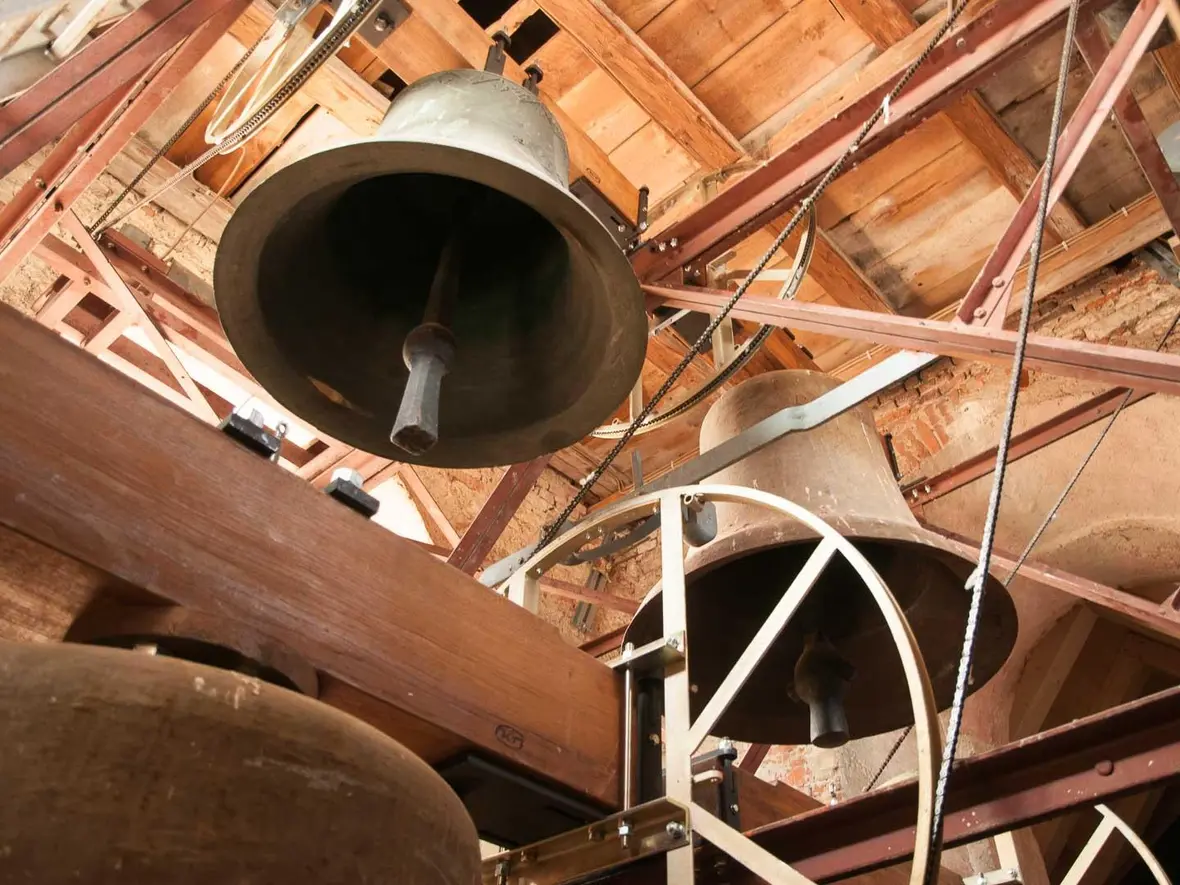 Die Glocken hängen wieder an Eichenjochen, die Mechanik ist erneuert.