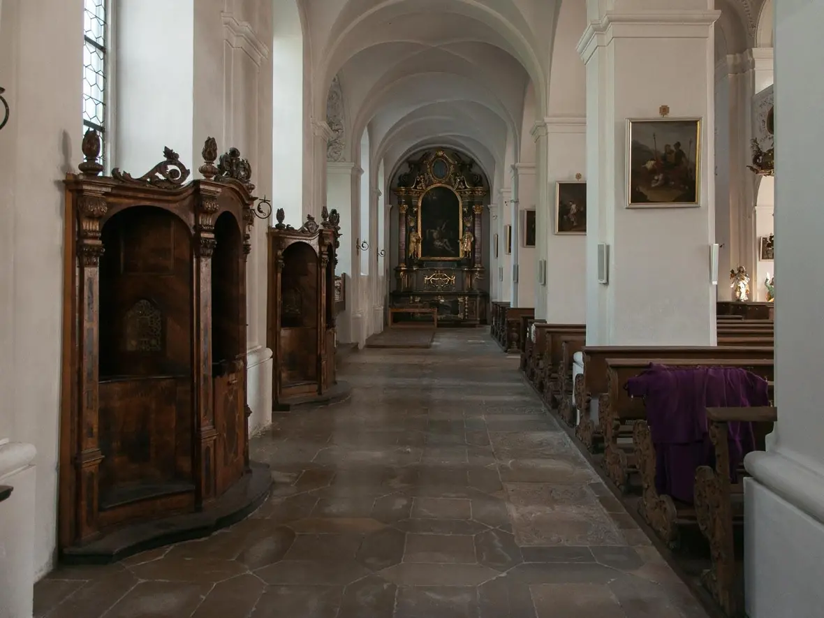 Die Beichtstühle der Seitenschiffe sind von den Vorhängen befreit: Das sind Kunstwerke.