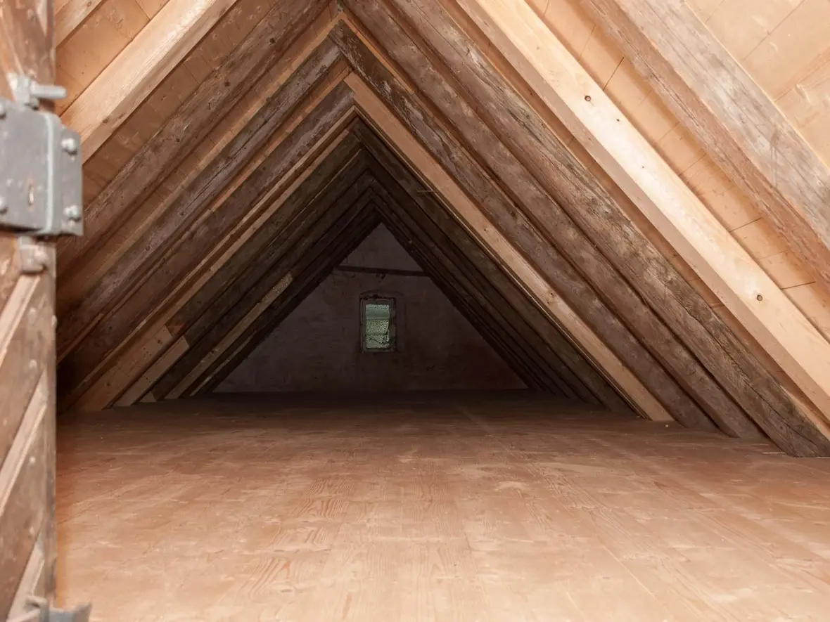 Das ist der Dachboden über der großen Sakristei: "Viel zu schön für nix" sagt Herr Ruidl.