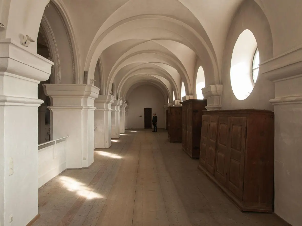 Die schweren alten Schränke auf den Emporen werden eingehaust, wie die Orgel auch.