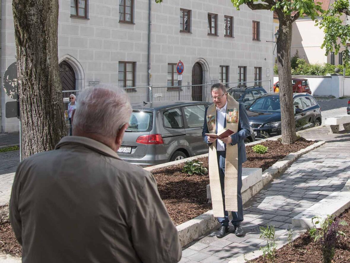 Pfarrer Herbert Kohler segnet den neuen Zugang zur St. Peter Kirche