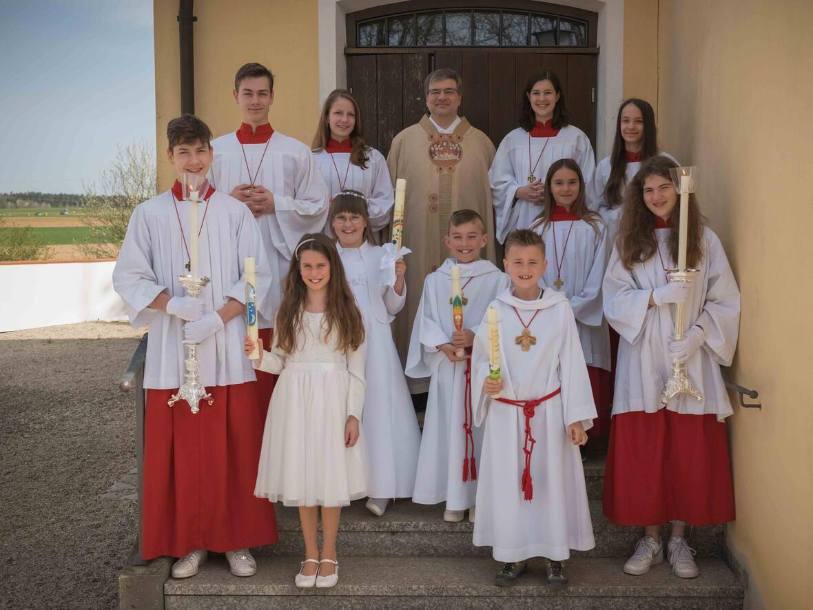 Gruppenfoto nach der Erstkommunion in Ried mit Pfarrer Leutgäb.