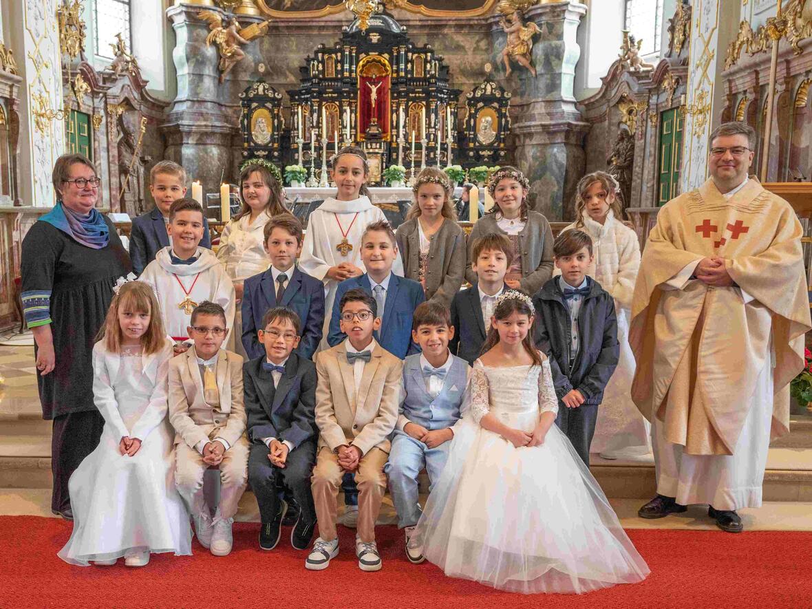 Die Erstkommunionkinder von St. Peter feierte am Sonntag mit Pfarrer Leutgäb in der Hofkirche. Das Saxtett unter Leitung von Fabian Mnich sorgte für die besondere musikalische Gestaltung.
