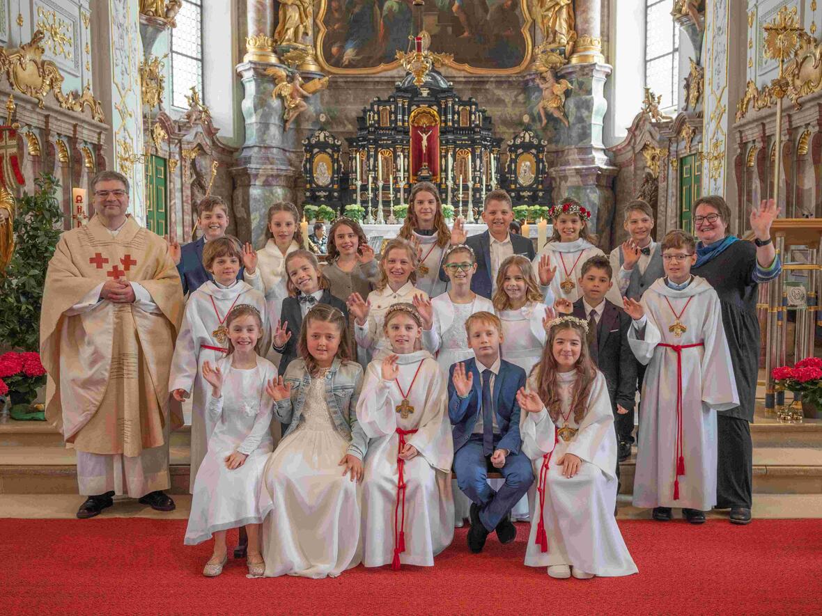 Auch die zweite Gruppe der Erstkommunionkinder in St. Peter freute sich mit Pfarrer Leutgäb und Anne Strahl.