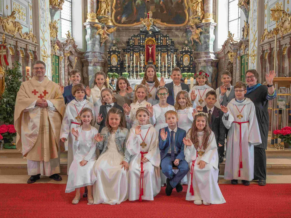 Auch die zweite Gruppe der Erstkommunionkinder in St. Peter freute sich mit Pfarrer Leutgäb und Anne Strahl.