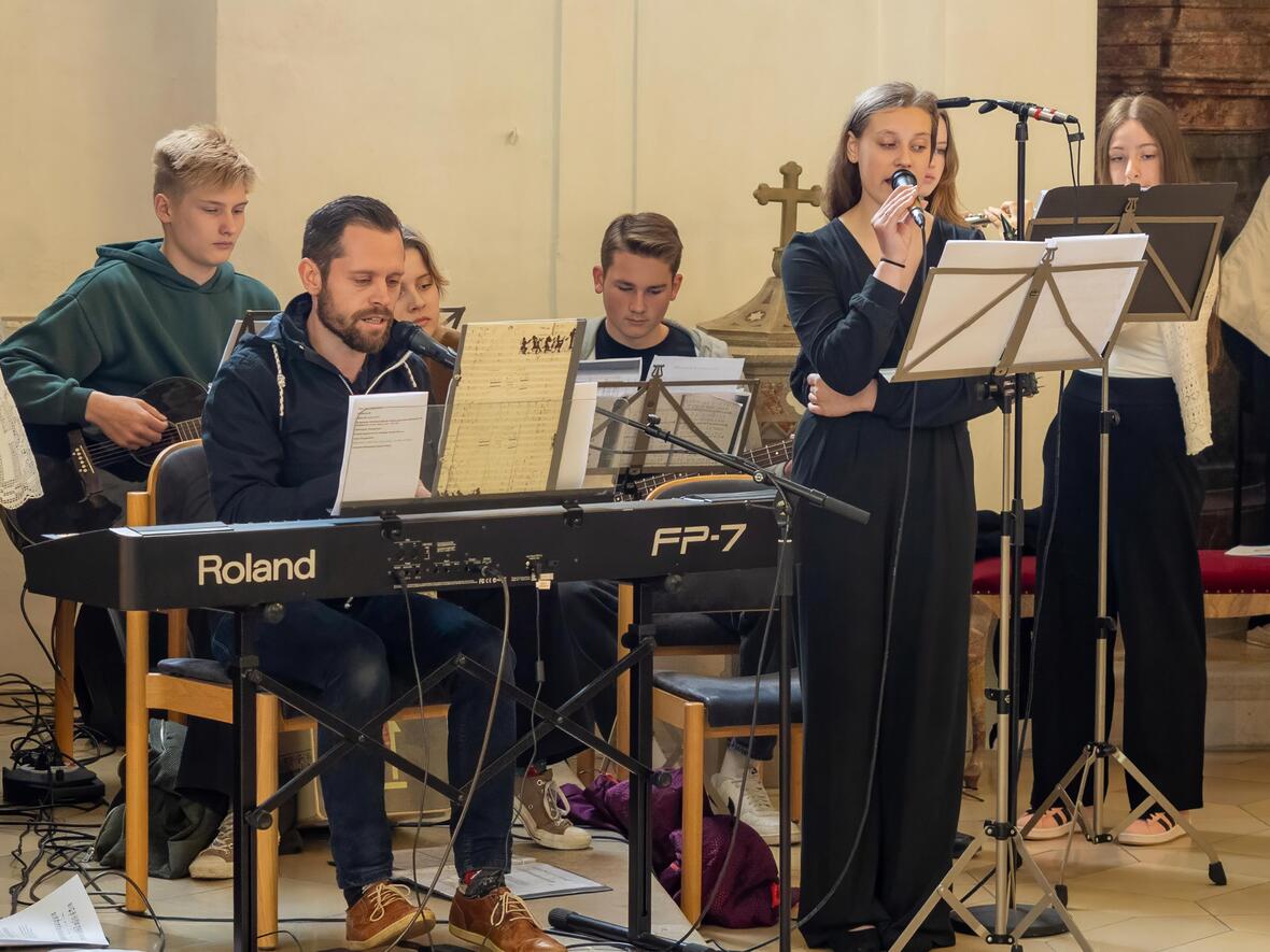 Musikalische Gestaltung durch die Schulband der Maria Ward Realschule.