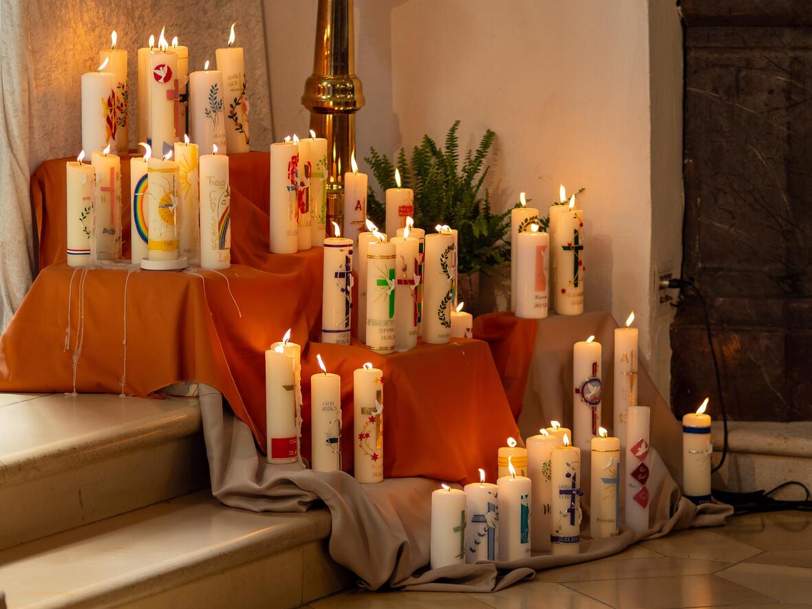 Bunte Firmkerzen - von den Jugendlichen selbst gestaltet.