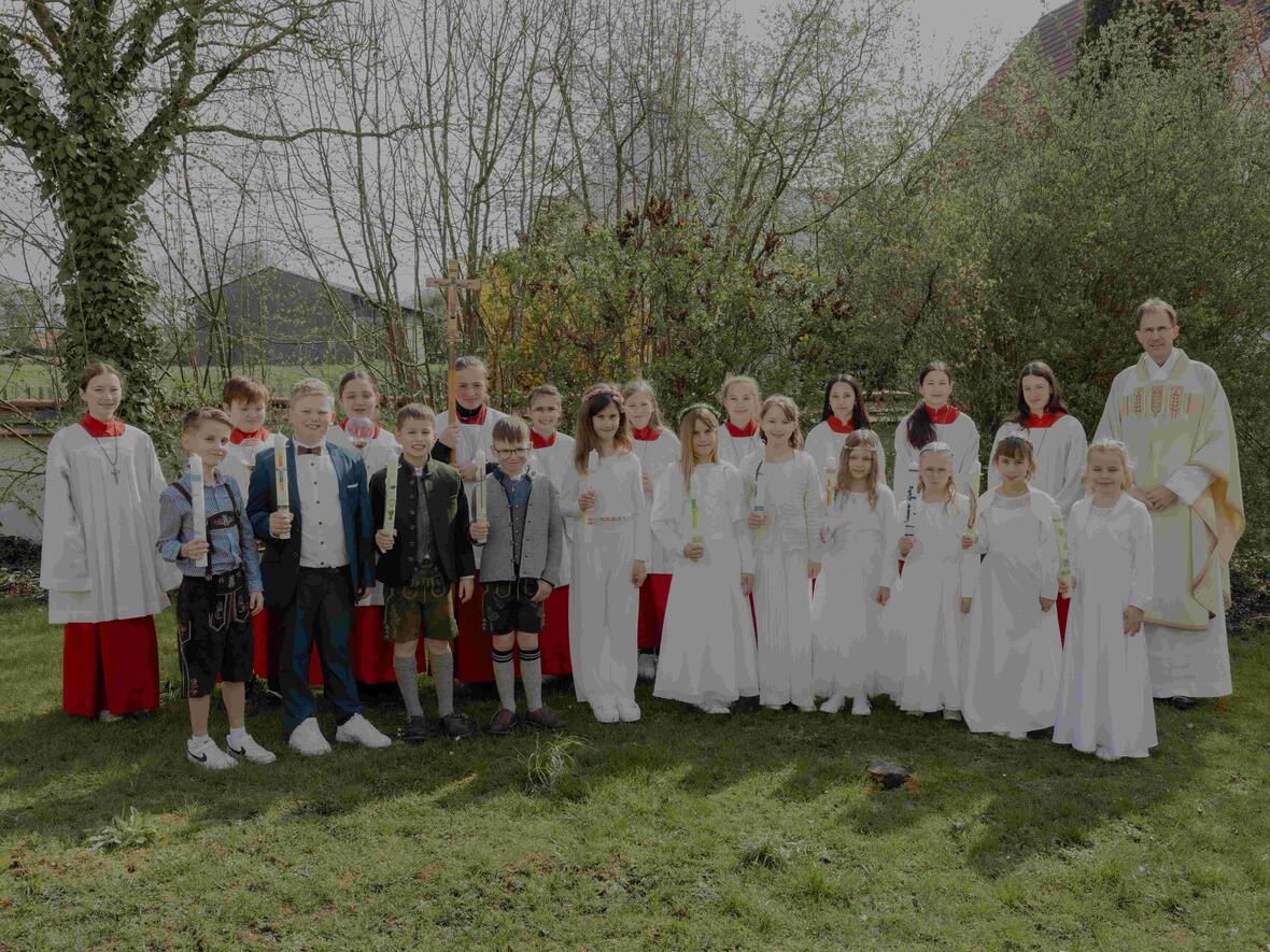 Gruppenbild der Erstkommunionkinder in Rohrenfels