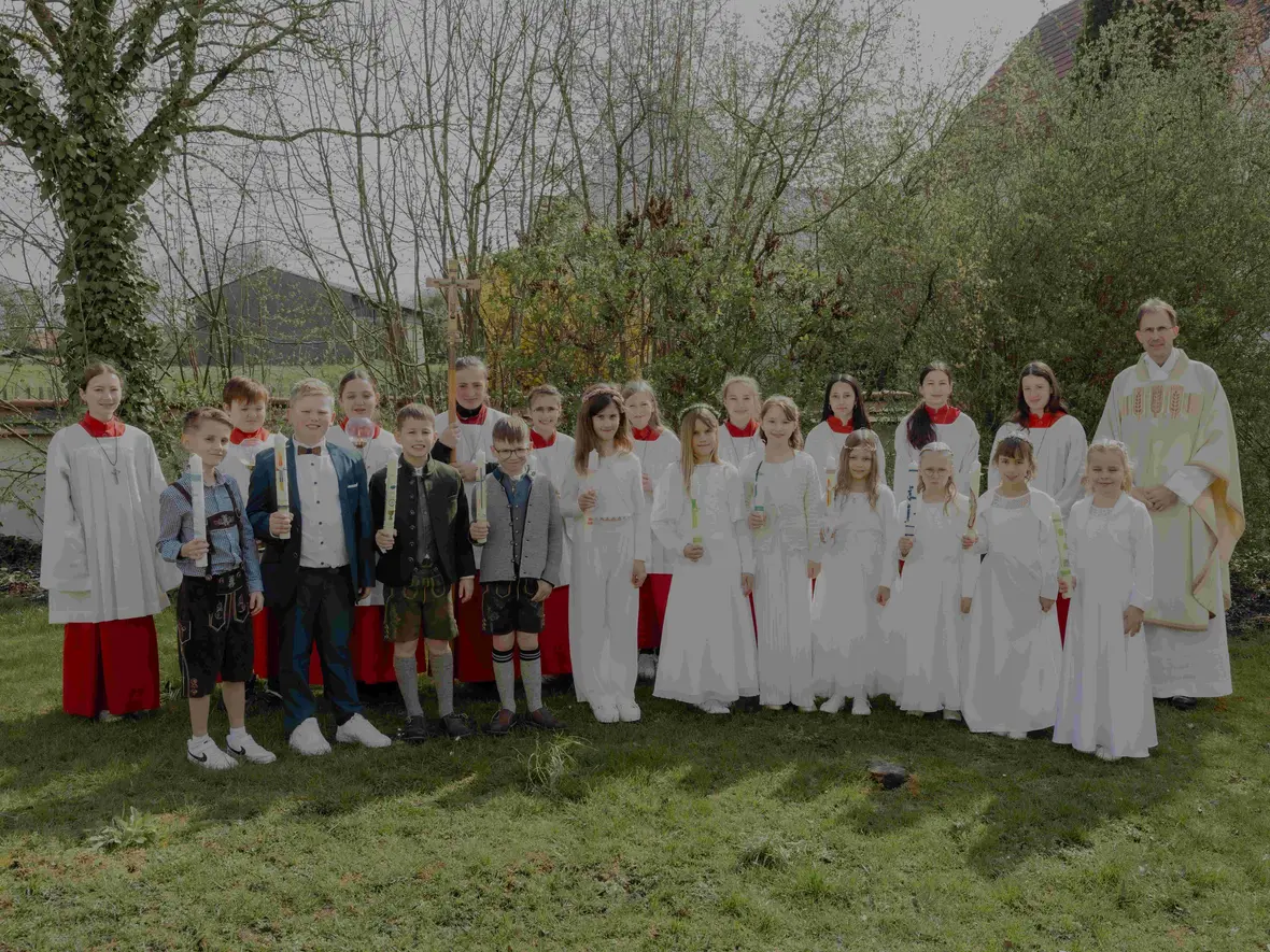 Gruppenbild der Erstkommunionkinder in Rohrenfels
