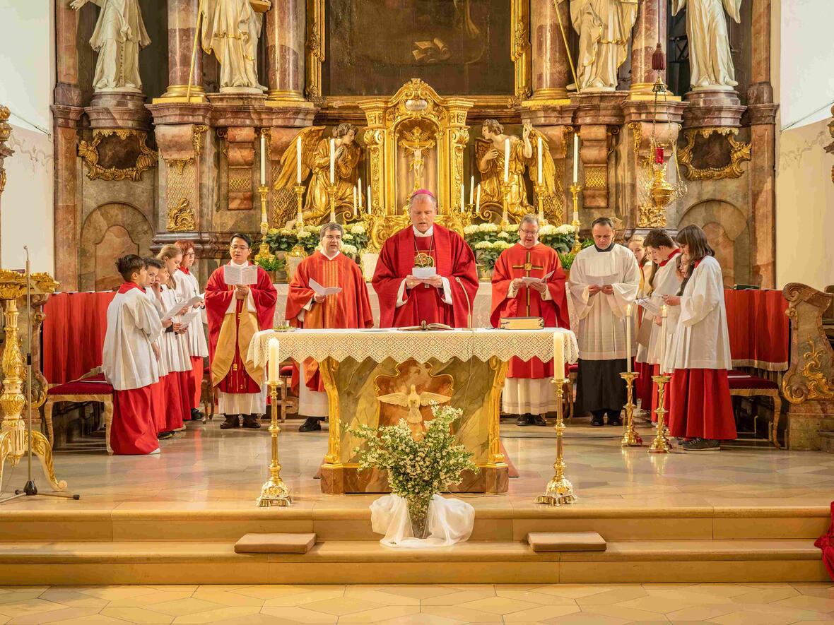 Firmung 2023 Weihbischof Wörner zelebrierte den Firmgottesdienst