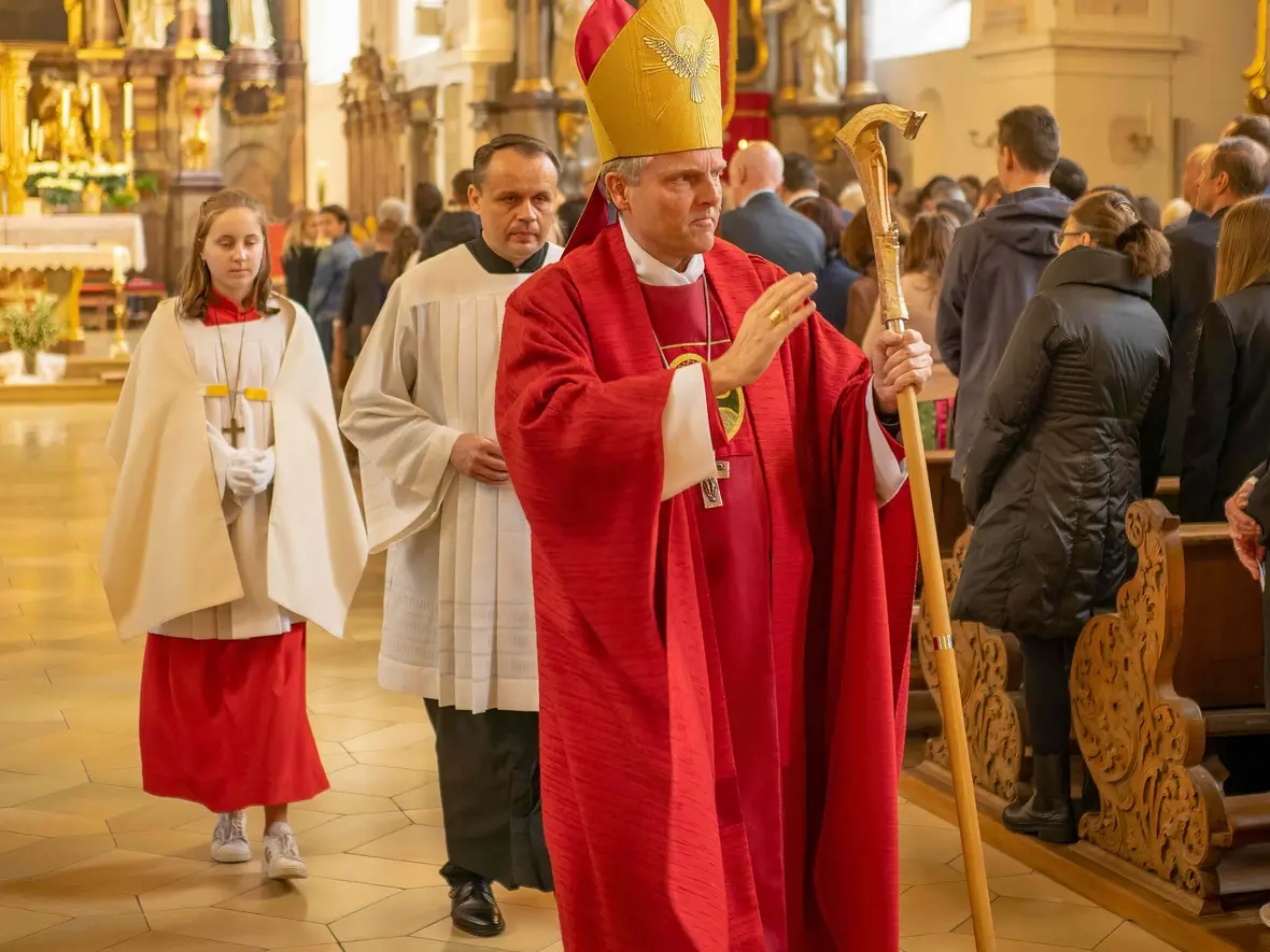 Der Weihbischof beim Auszug.