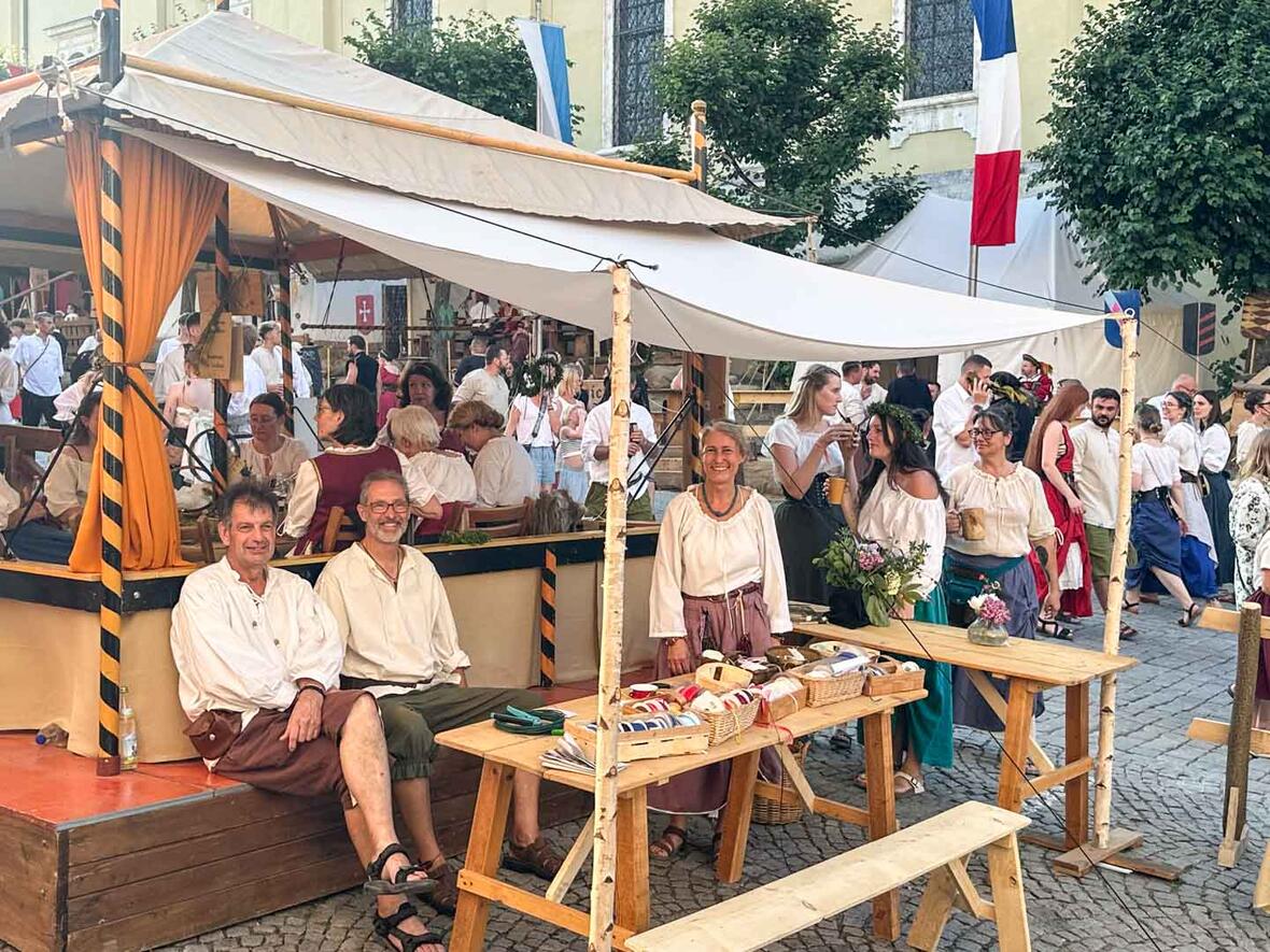 Unsere Schloßfest Projekt geht nur mit starker Teamarbeit. Unsere Männer bauen die Stände auf und ab. Vergelt's Gott.
