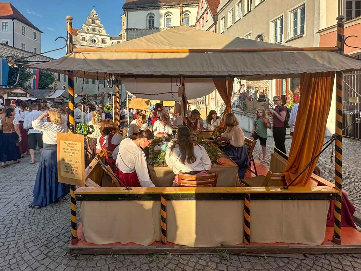 Vier Tage während der Woche binden wir im Jugendheim Feldkirchen und am Schloßfest geht es weiter.