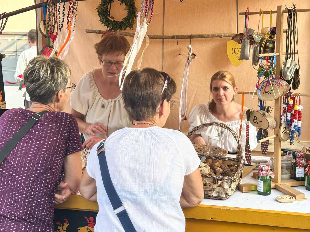 An unserem "kleinen Stand" gibt es Allerlay was Schloßfestler  unbedingt brauchen. Die Lederbeutel sind nicht auf dem Bild. Das Allerlay stellen wir währen des ganzen Jahres her.