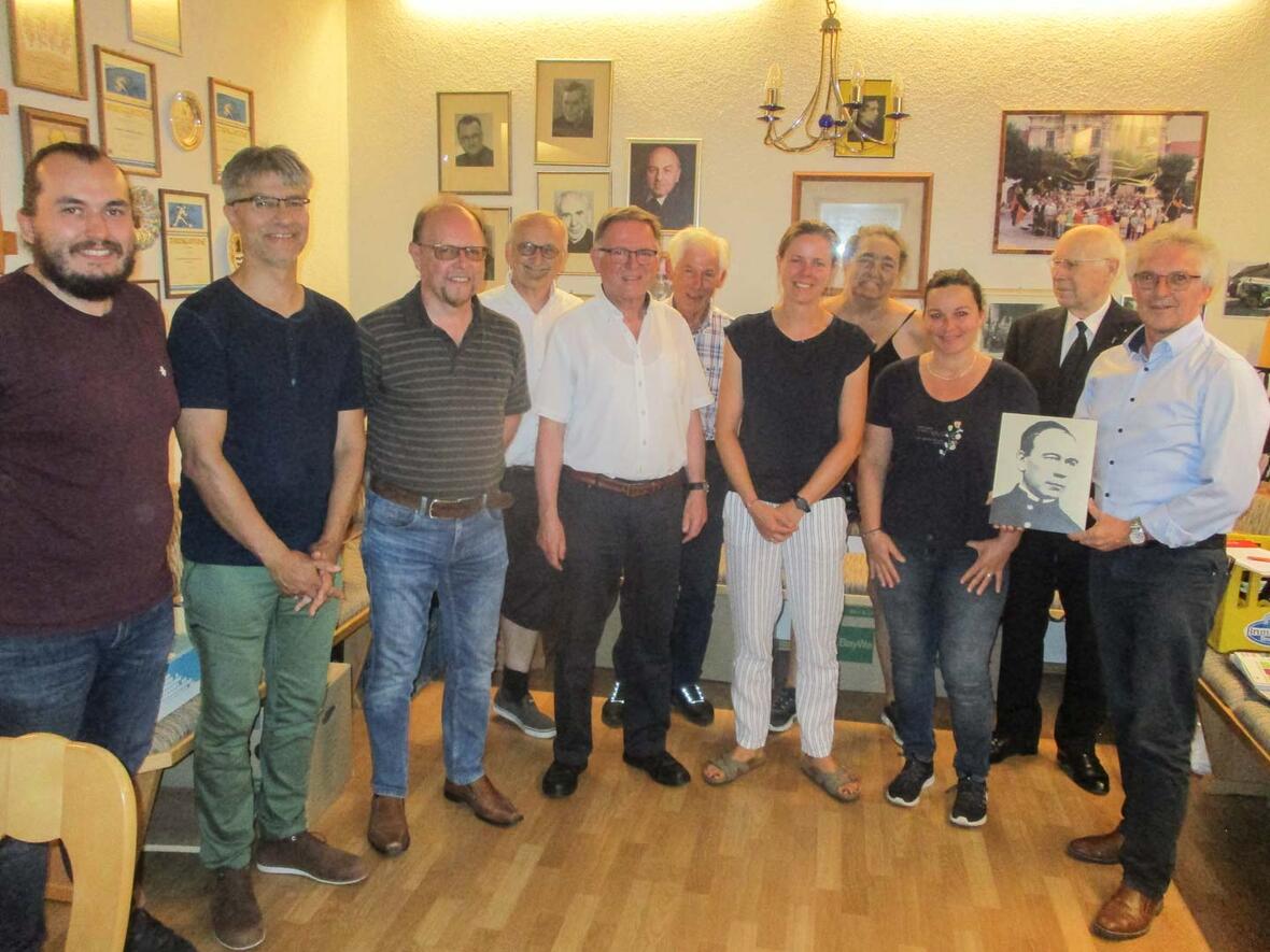 Links im Bild Thomas Ermisch vom Kolpingwerk Augsburg und rechts - mit dem Portrait von Adolph Kolping - der neue Vorstandssprecher Michael Smoll.