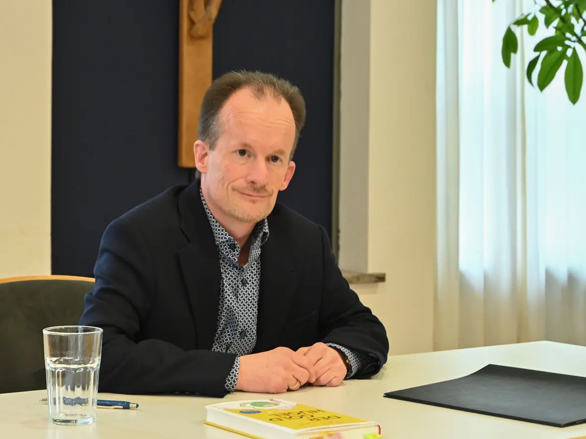 Tobias Roller diskutiert mit den Zuhörern über die Werke und das Leben von Erich Kästner.