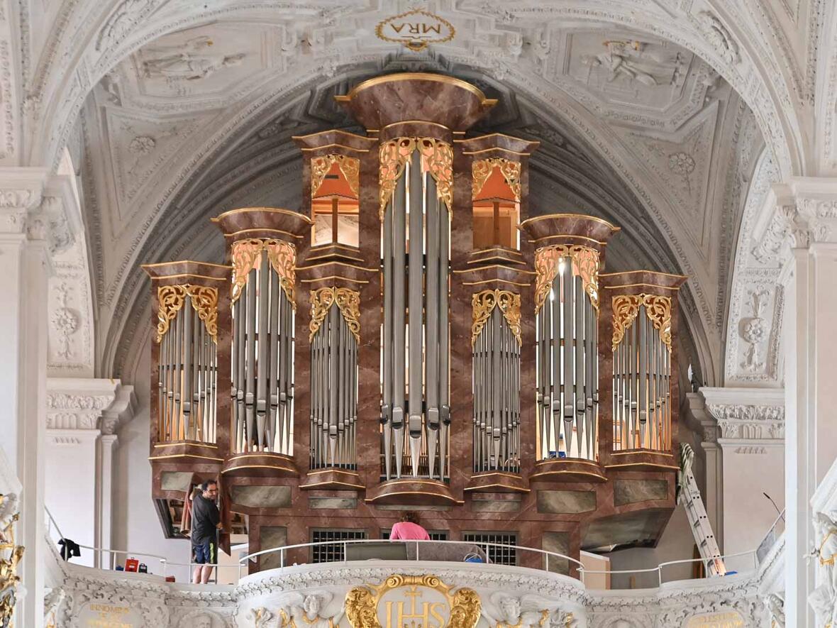 Die Außenansicht der Orgel schaut schon wieder fast komplett aus.