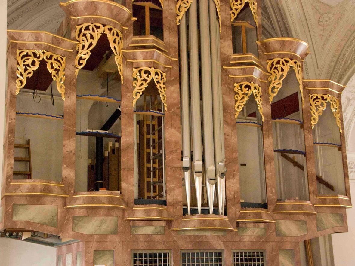 Die ausgebauten Pfeifen geben Einblick in das Innenleben der Orgel.