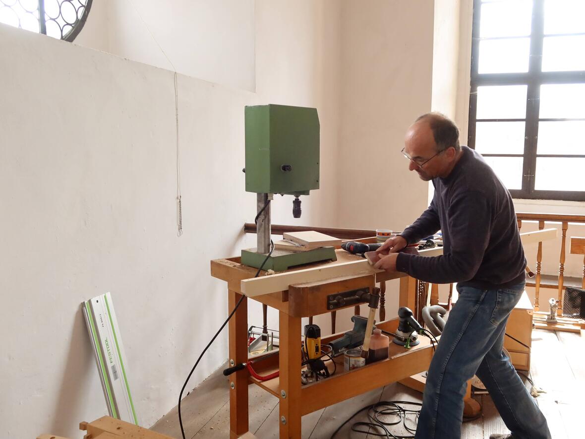 Handwerkliches Geschick am Werktisch ...