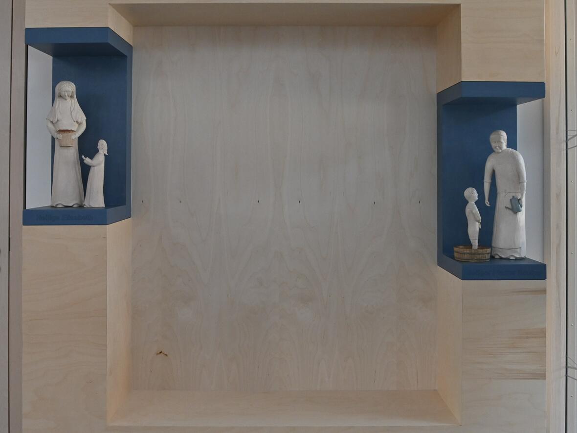 Das erweiterte Empfangskomitee besteht aus Pfarrer Kneipp und der Hl. Elisabeth, ein extra Service des Hauses. Die geschnitzten Statuen müssen noch mit einem Glasrahmen geschützt werden.