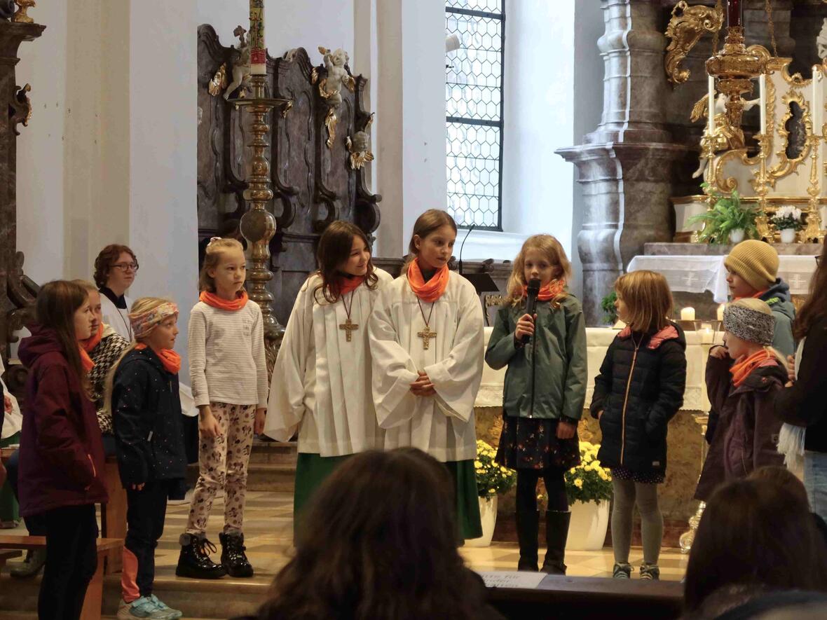 Familiengottesdienst mit der Kolpingjugend Die Kleinen der Kolpingjugend sorgen sich wegen der Umweltgefahren.