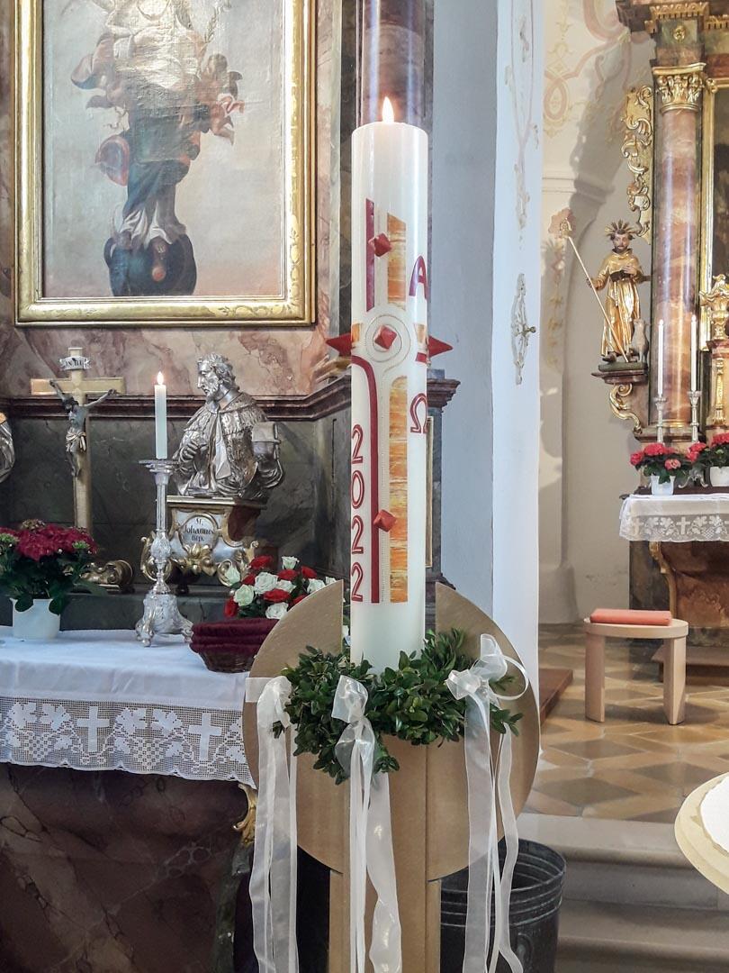 Die Osterkerze in St. Georg, Ried (Bild: Rebecca Rein)