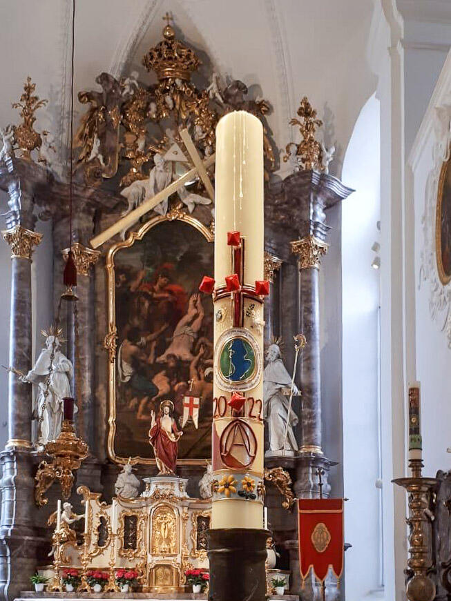 Die Osterkerze St. Peter (Bild: Margit Ettig)