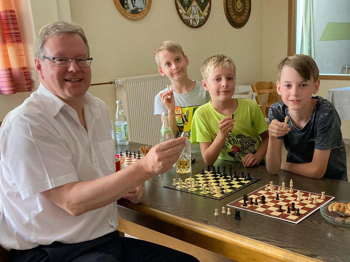 Schach mit Pfarrer Kohler (Bild: Sonja Braun)