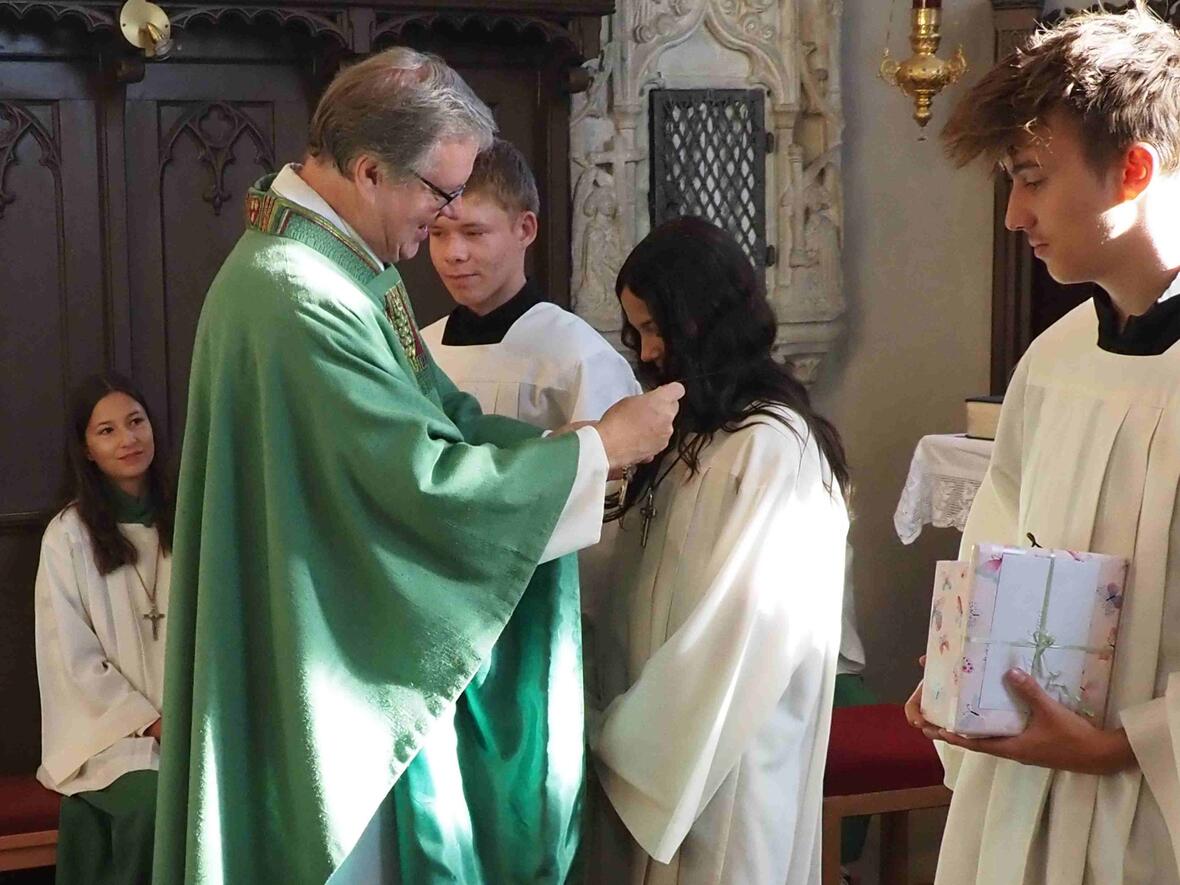 Jeder Ministrant bekommt für seinen Dienst ein Ministrantenkreuz ...
