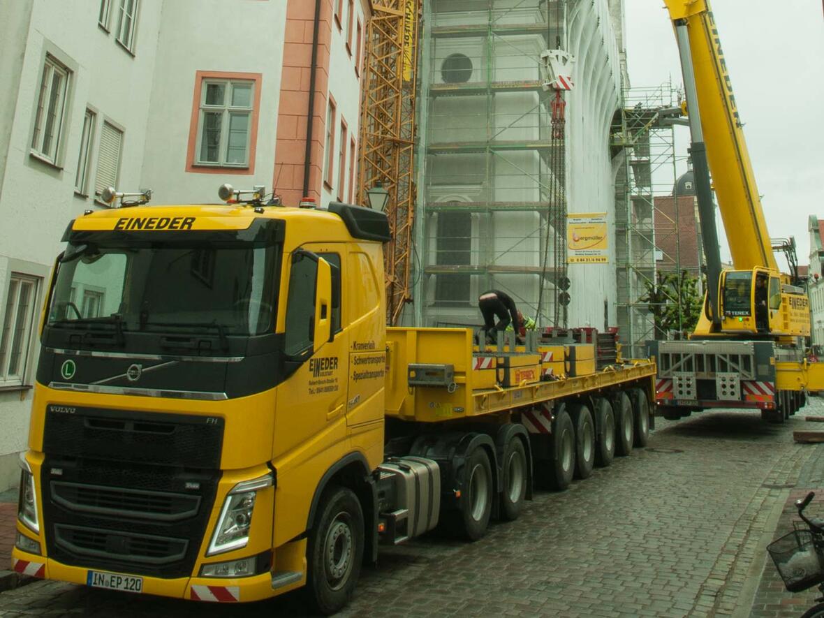 ein-sattelzug-und-ein-kranwagen