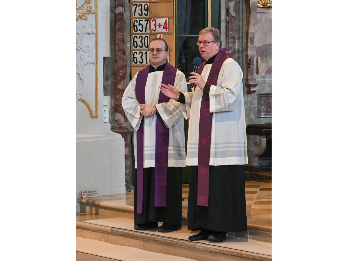 Pfarrer Kohler stellt Christof Wolf SJ als Fastenprediger vor.