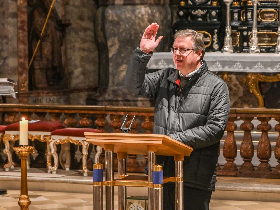 In den Klang von PACE E BENE sprach Stadtpfarrer Kohler den Segen.