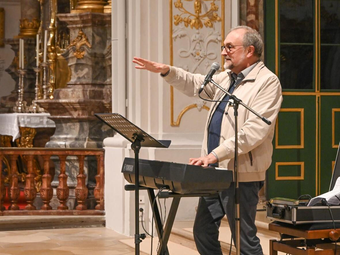 Der Herz-Jesu-Missionar begeistert mit seinen Liedern.