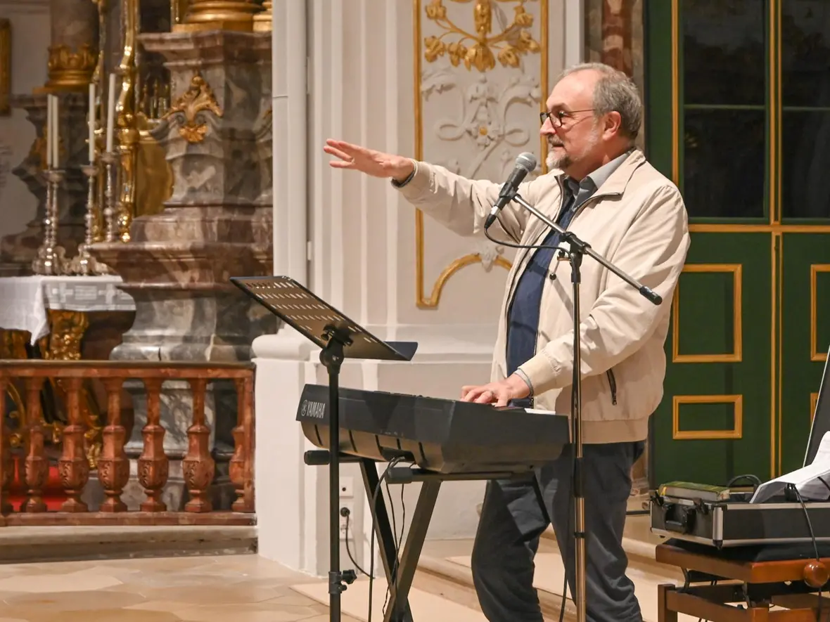 Der Herz-Jesu-Missionar begeistert mit seinen Liedern.