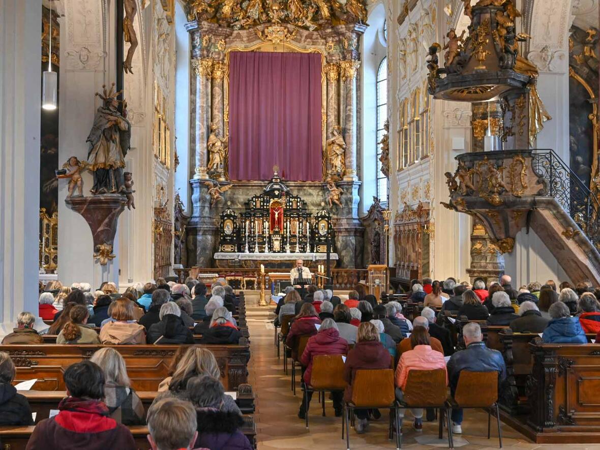 Volle Bänke in der Hofkirche.