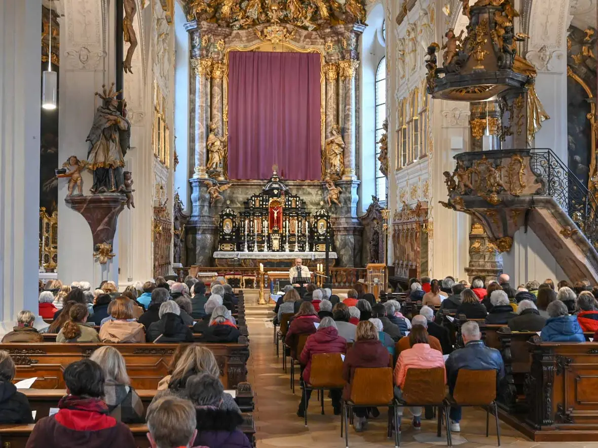 Volle Bänke in der Hofkirche.