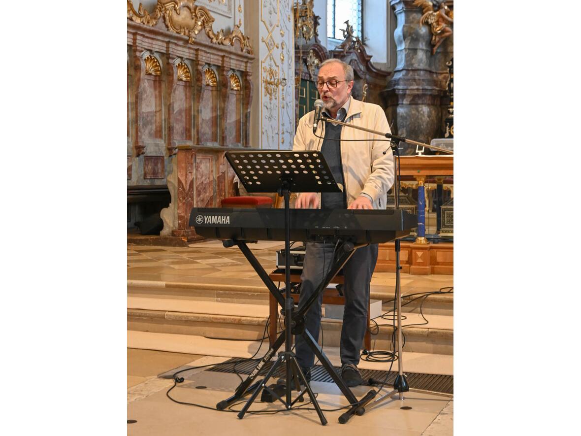 Mit dem Ohr des Herzens Pater Norbert Becker pendelte zwischen Piano ...