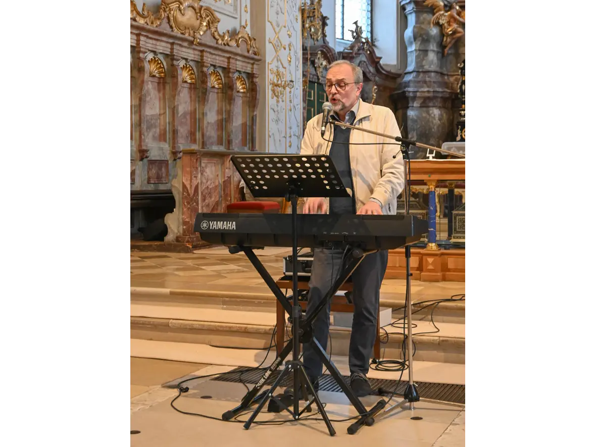 Pater Norbert Becker pendelte zwischen Piano ...