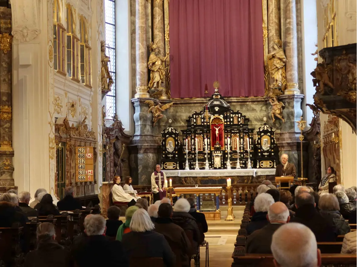 ... in der vollen Hofkirche.