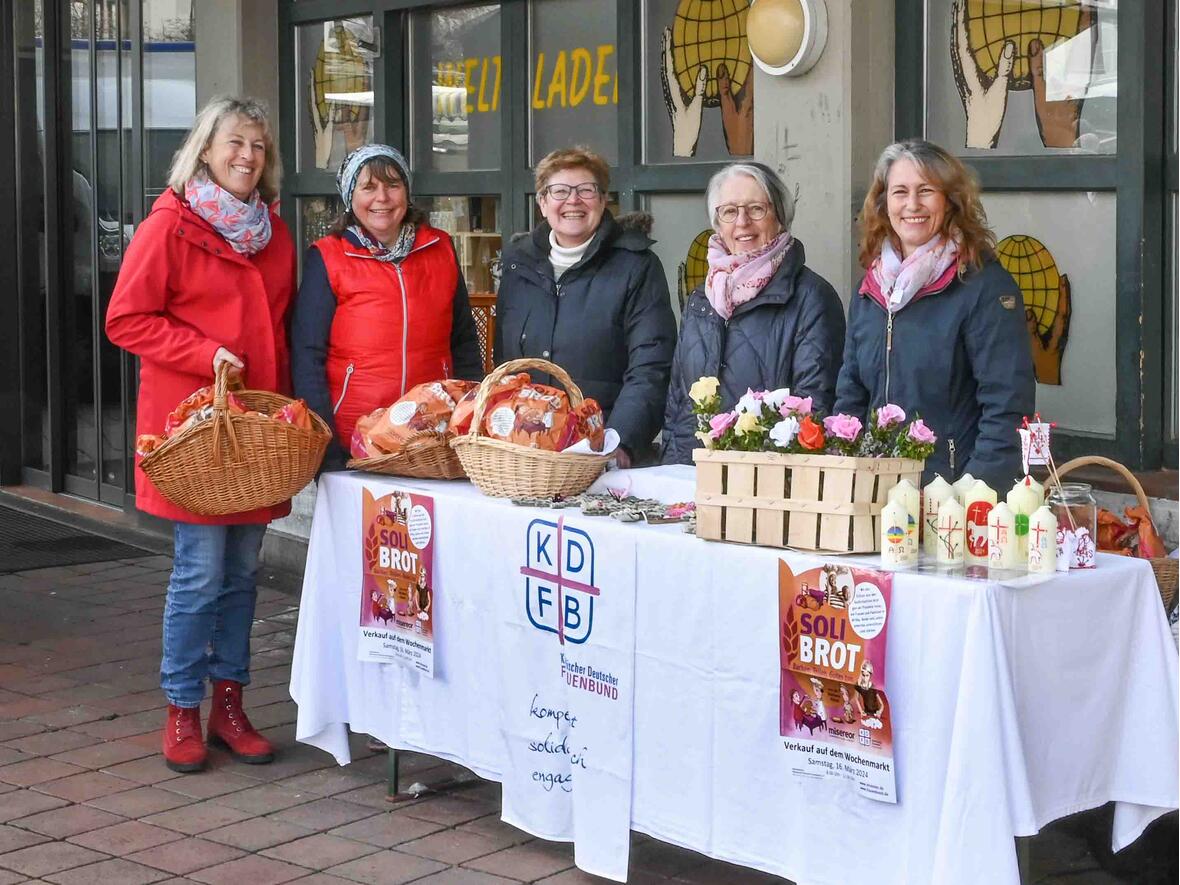 Gut lachen hatten Claudia, Gitti, Monika, Rosi und Caroline: Schon vor 11 Uhr war die 250 Solibrote verkauft.