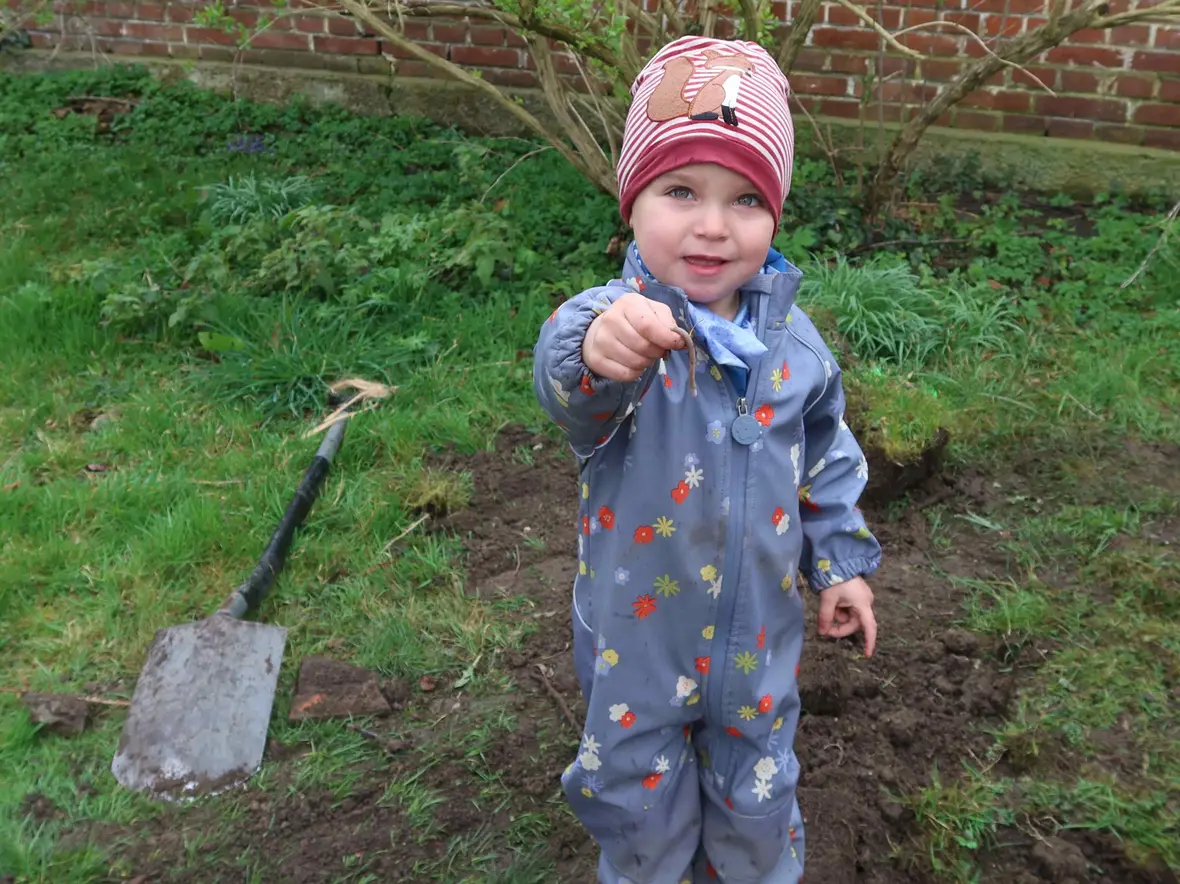 Paul hat beim Baumpflanzen einen Regenwurm gerettet.