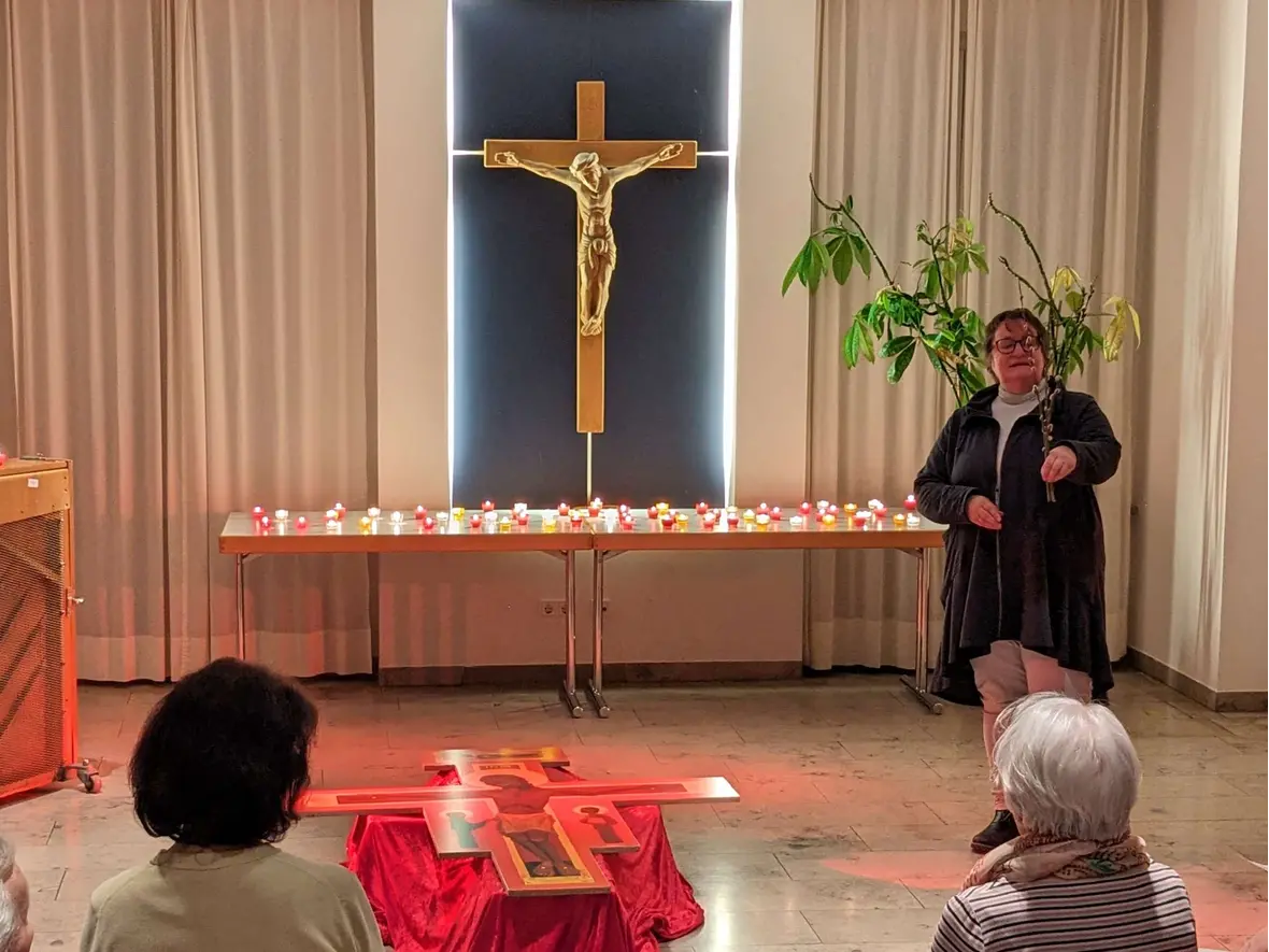 Anne Strahl mit frisch geweihten Palmbüschel