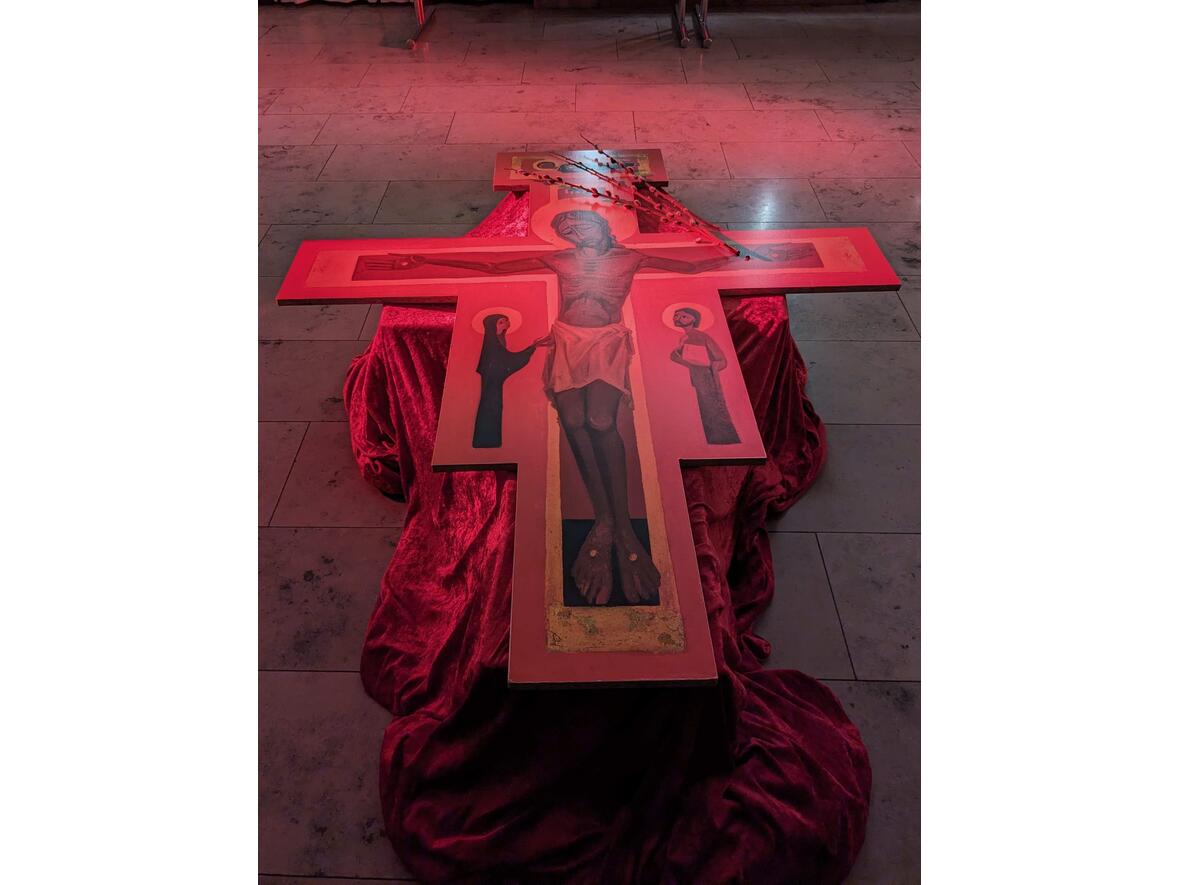 Das Taize-Kreuz als Zentrum beim Taize-Gebet