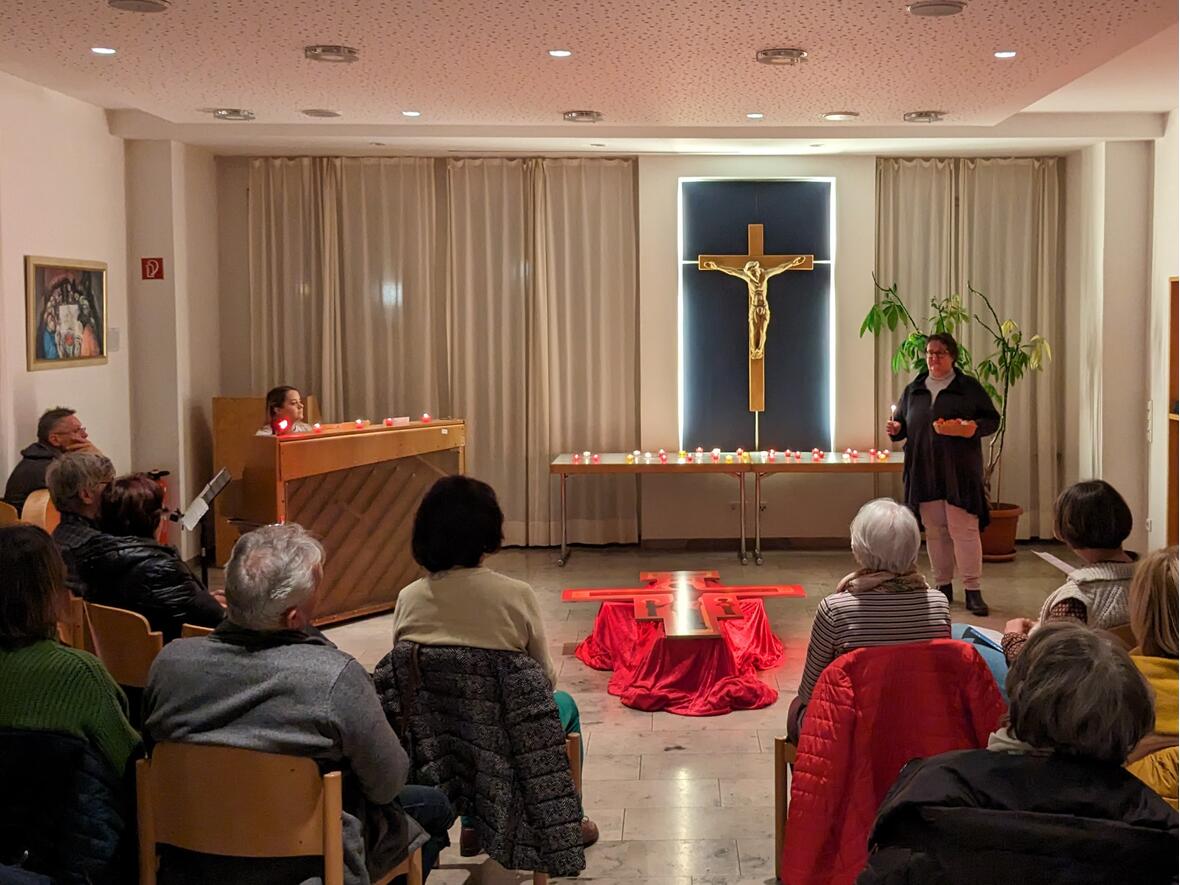Anne Strahl führte durch das Taize-Gebet, Christian Wohlhüter und Marion Ettig sorgten für die musikalische Begleitung.