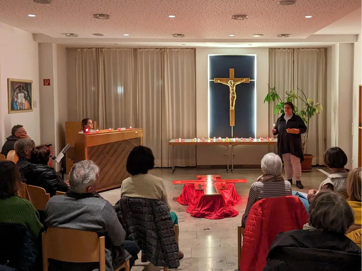 Anne Strahl führte durch das Taize-Gebet, Christian Wohlhüter und Marion Ettig sorgten für die musikalische Begleitung.