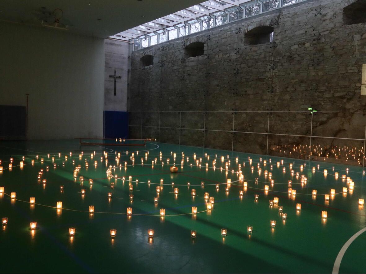 Ein Lichtermeer in der Turnhalle der Maria-Ward-Schule
