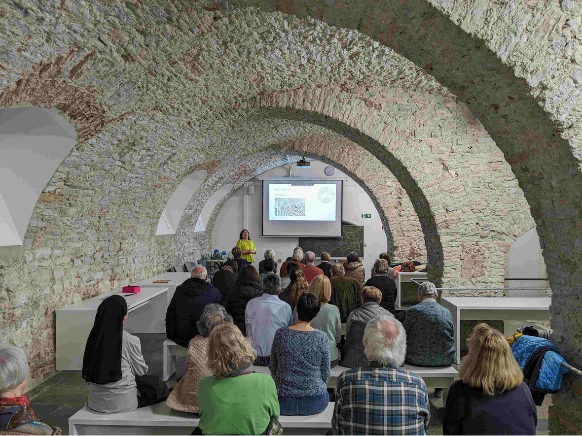 Rektorin Petra Schiele gab eine Einführung ins Labyrinth