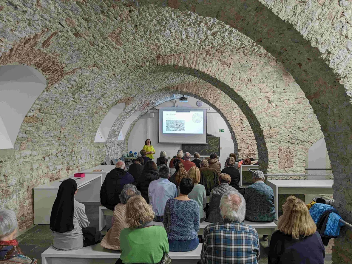 Rektorin Petra Schiele gab eine Einführung ins Labyrinth