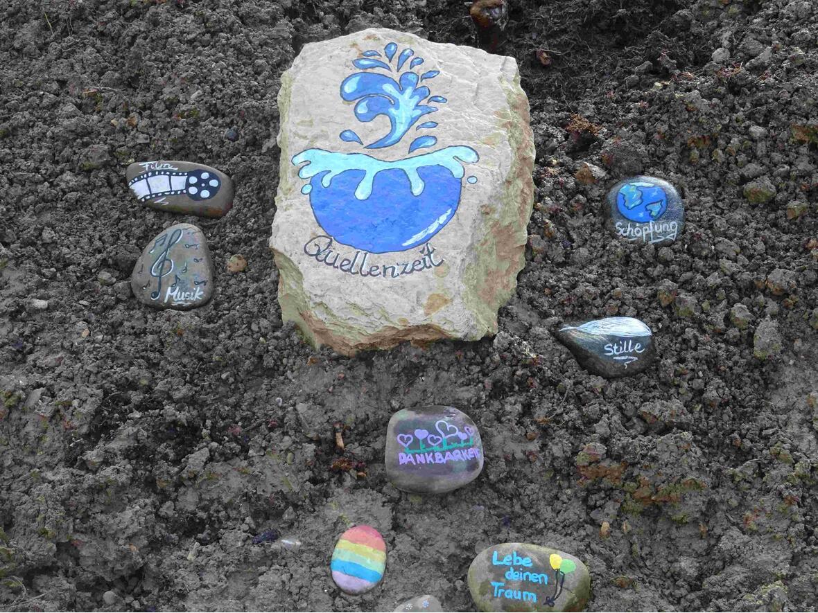 Bunte Steine markieren den Weg. 