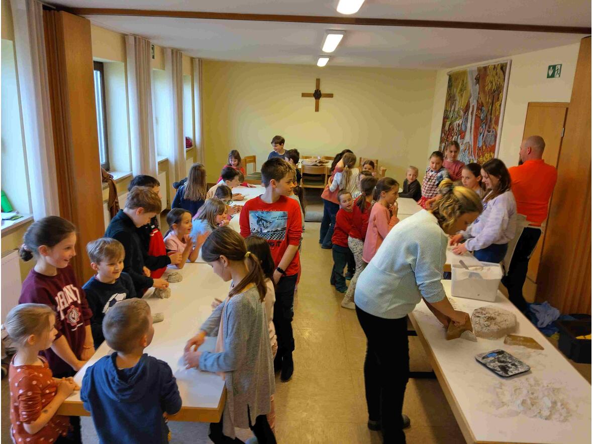 Die Kinder hatten ihren Spaß am Brotbacken ...